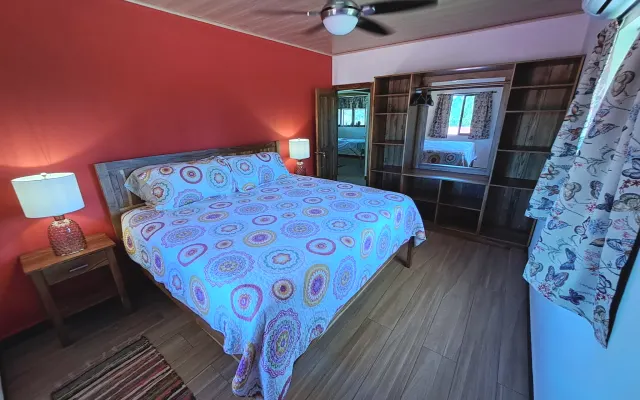   Retiro Espiritual Casa Kāma, Quarto LAM (Cama King)