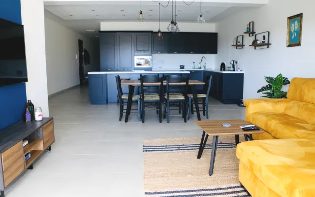 Schönes modernes Apartment mit Gemeinschaftspool auf gleicher Ebene