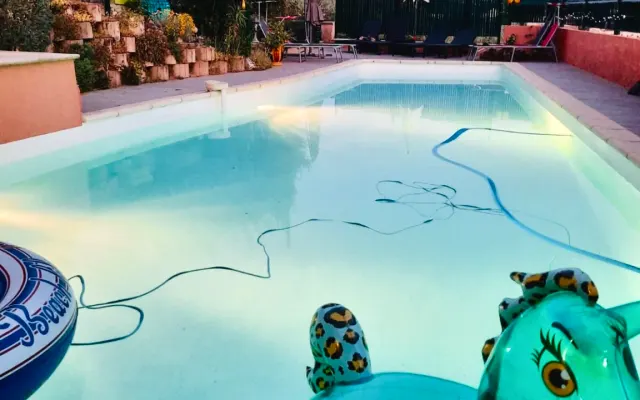 Relax around the pool and jacuzzi, panoramic view 11 pers