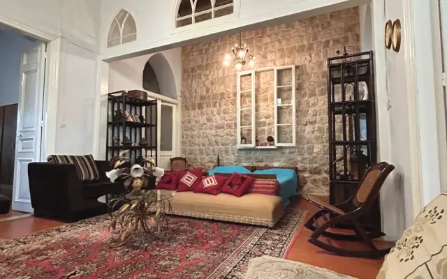 Casa espaçosa fora da multidão 10 minutos a pé do centro da cidade de...