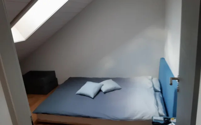 Une petite chambre économique sous les toits