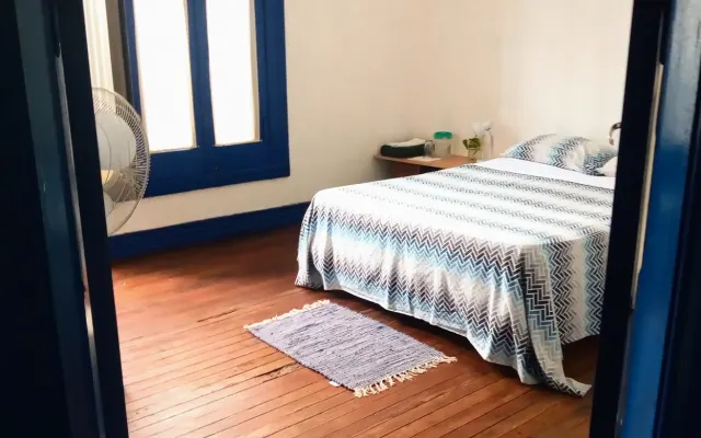 Chambre confortable, chaleureuse et spacieuse.