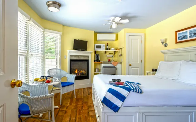 Admiral's Landing Inn - Private Queen Bedded Room