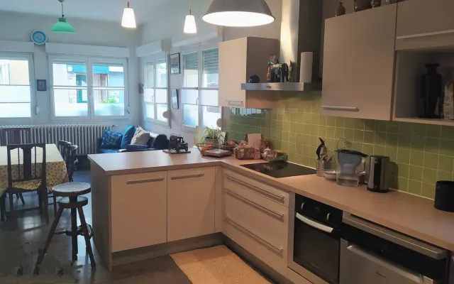 Grande pièce dans une maison où l'on vit en communauté, où l'on fait...