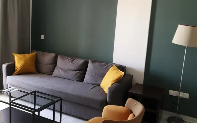 Espaçoso apartamento com 1 quarto em Lykavitos