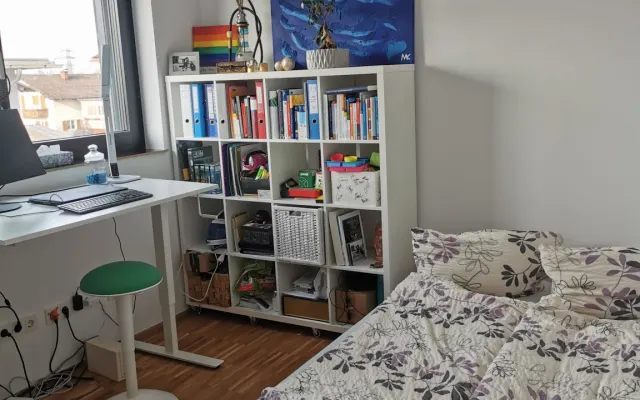 Camera accogliente in un appartamento con sensazione di attico