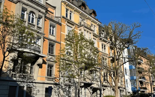 Luminoso e tranquillo appartamento in un vecchio edificio sul lago di...