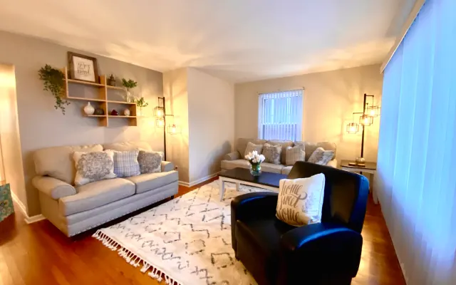 Unidade 2BR renovada, espaçosa e acolhedora em MKE