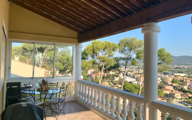 Zimmer in einer Villa auf den Anhöhen von Hyères in der Nähe des...