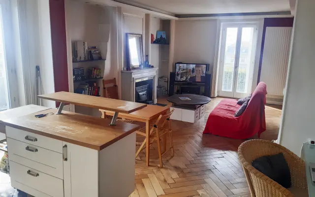 Lyonnais apartment on the top floor with balcony