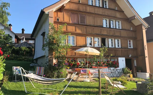 Schönes Schlafzimmer im gemütlichen traditionellen Appenzeller Chalet