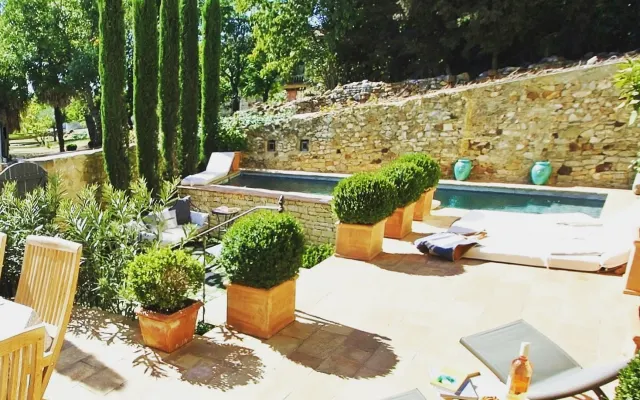 Maison de charme ancienne aux portes d'Uzès, 230m2, 4 CH avec Piscine