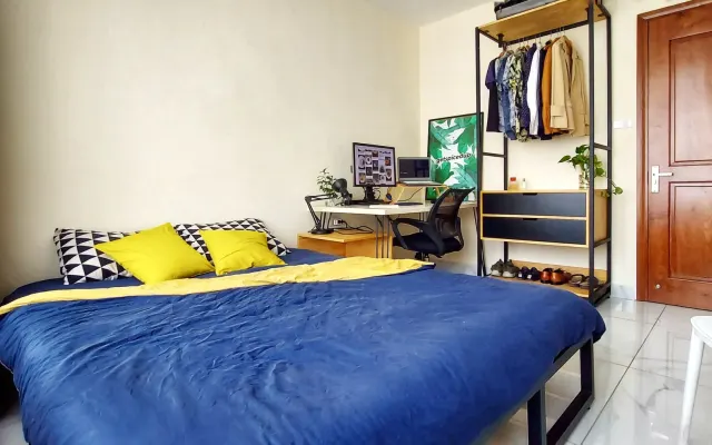 Habitación privada con espacio de trabajo (la ropa es opcional).
