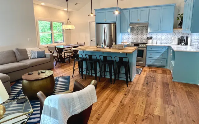 Modern & cozy 2-bedroom guest house w/ balcony