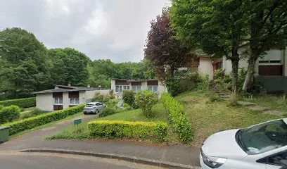 una camera singola con pianoforte in una casa tranquilla -