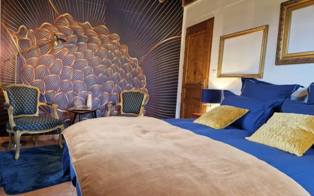Maison Cassin, room with shared bathroom and swimming pool