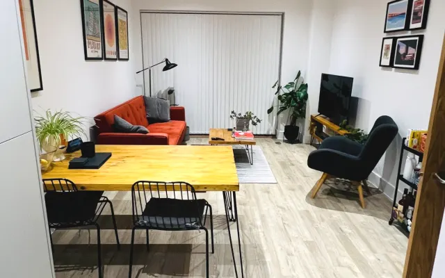 Stylish east London flat near city airport with great transport links