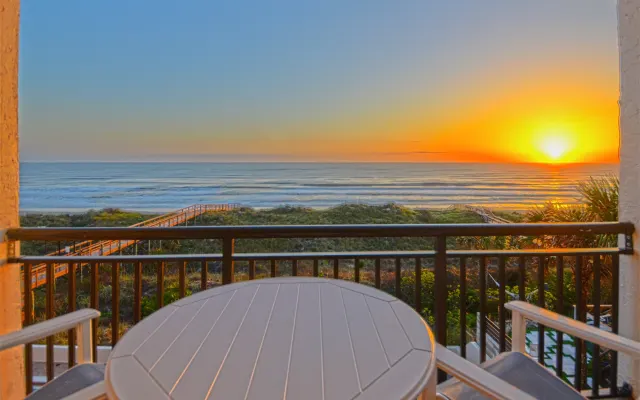 Oceanfront Top Floor Corner Unit mit voller Meer / Pool Ansichten...