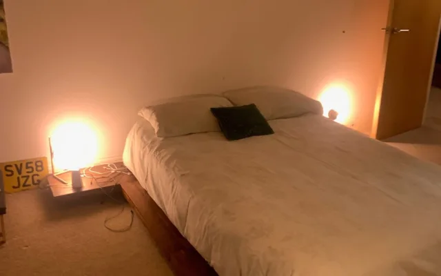 Schönes Hauptschlafzimmer mit eigenem Bad, sicherer Parkplatz im SE...