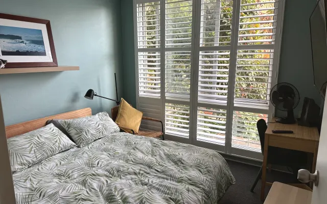 Chambre privée ensoleillée dans un appartement naturiste/nudiste...
