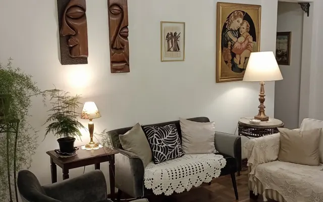 Quarto com decoração requintada.