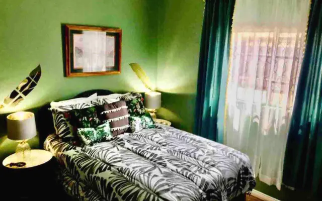 Schöne tropische Privatsuite in einem Herrenhaus