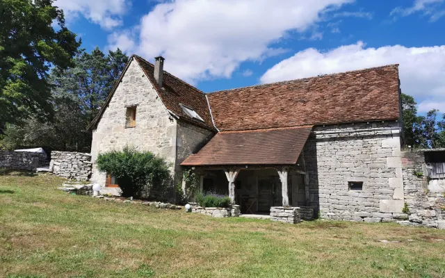 La casa-fienile con piscina privata in una posizione tranquilla