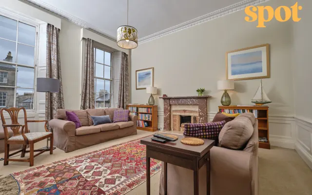 Spacious New Town 2BR-1BA Flat