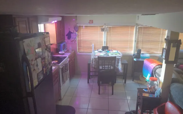 A casa pequena tem tudo, incluindo um salão, um escritório e um quarto
