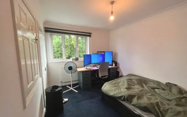 Lovely Bedroom with good transport.