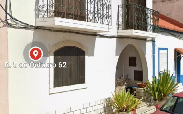 villa en las afueras de Lisboa, en la orilla sur del río Tajo.