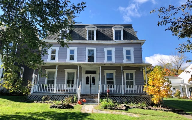Room in Historic Victorian House in Coxsackie, NY