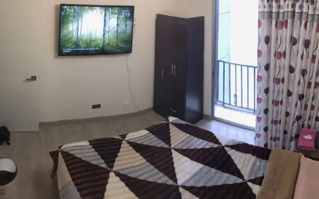 Amplia habitación con baño privado y balcón interior