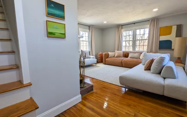 Cape Cod Vacation in style! Close to Main Street & Beautiful Beaches