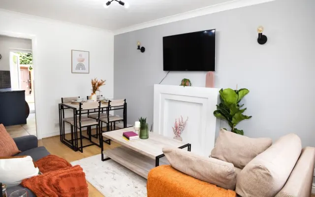 Maison moderne à Haydock Sleeps 5