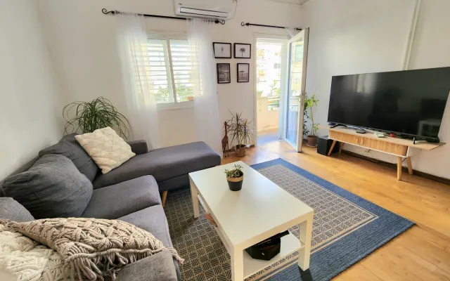 Warn Nice apartment. Great location!
