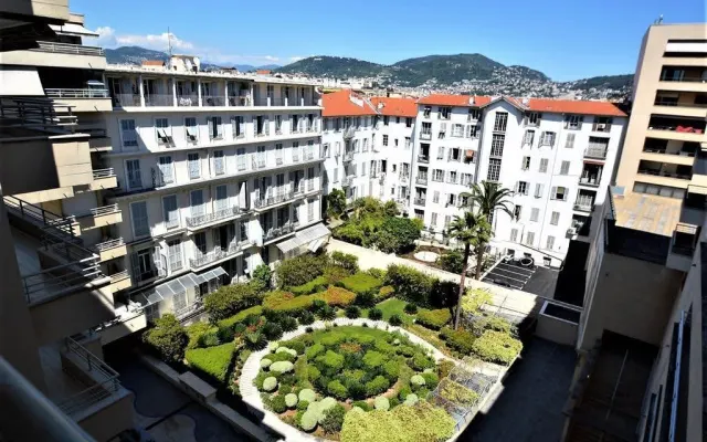 Un appartement au carré d'or avec accès à la mer et une cour au calme