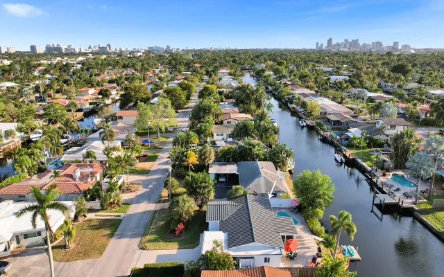 Gorgeous poolhome with FREE pool heating, hot tub and kayaks