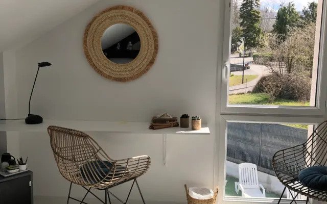 Geräumiges und komfortables Schlafzimmer in einem modernen Haus