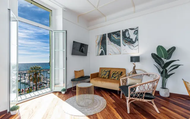 Splendid apartment facing the sea