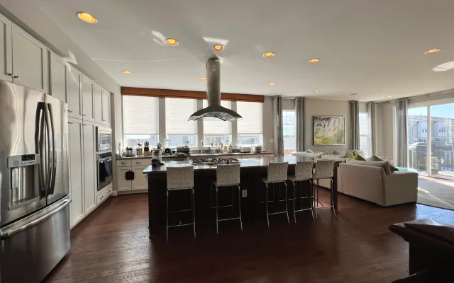 Elegante casa con chimenea, terraza cerca de Dulles y DC con una vista 