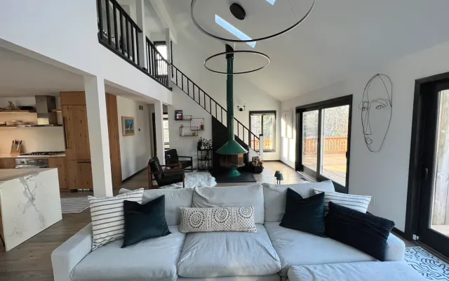 Chic, private & light-filled in EH w/ heated pool, walk to bay beach