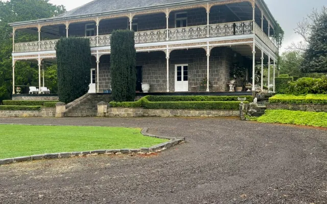 Arrandoovong Homestead - relaxed country living in historic grounds
