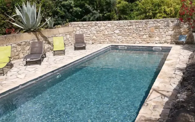 Situé dans un petit hameau à proximité d'Uzès, Le Mas des Hirondelles