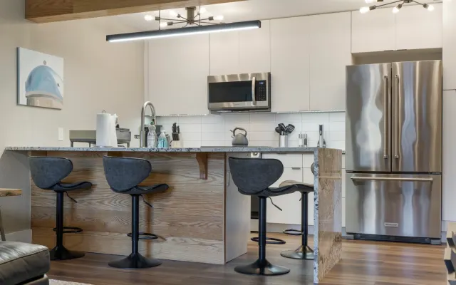 Lussuoso appartamento 1BR Pearl con cucina moderna, bagno e ufficio