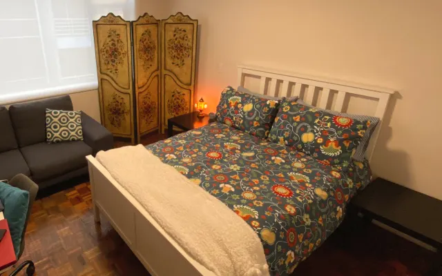 BESTE LAGE + SUPER SCHLAFZIMMER / MEJOR UBICACIÓN + SUPER HABITACIÓN :-