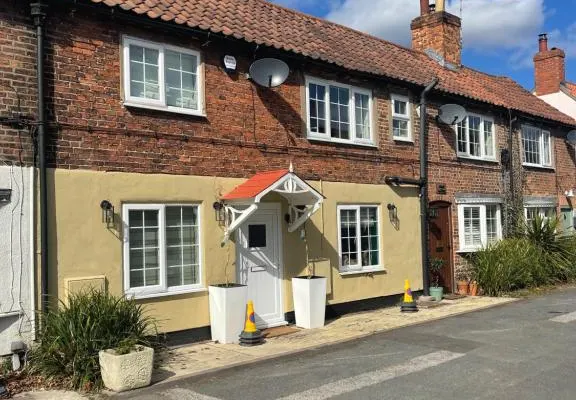 Central Bawtry - Stylish 2 Bedroom Cottage - Garden - High End