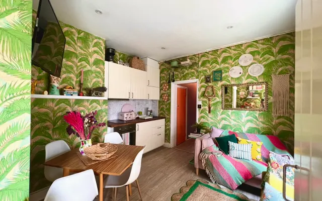 Colourful city cottage in trendy Camberwell, London