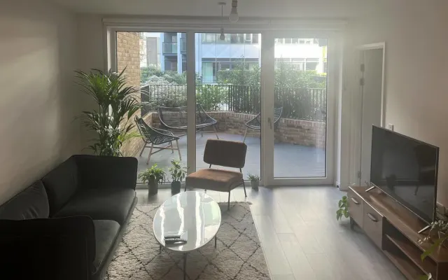 Private double room in great terraced flat in central London