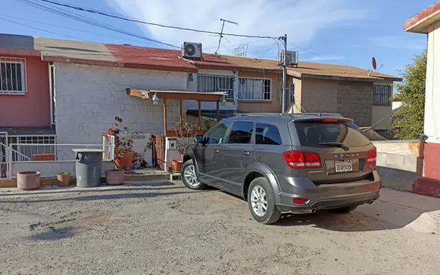 Camera da letto confortevole in casa, bagno proprio, spazio per l'auto,